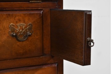 イギリスヴィンテージ　人気の幅狭サイズ　マホガニー材　レザートップのライティングビューロー　(R-085831)