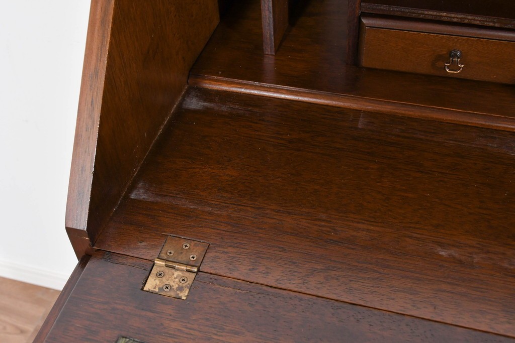 イギリスヴィンテージ　人気の幅狭サイズ　マホガニー材　レザートップのライティングビューロー　(R-085831)