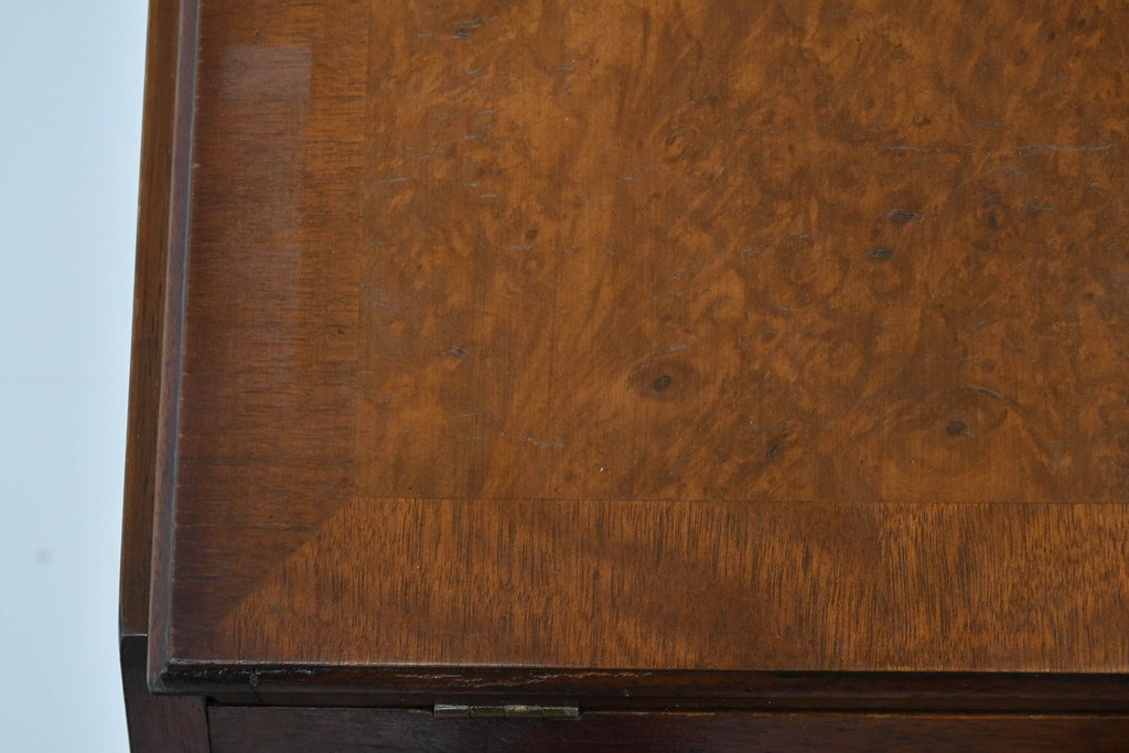 イギリスヴィンテージ　人気の幅狭サイズ　マホガニー材　レザートップのライティングビューロー　(R-085831)