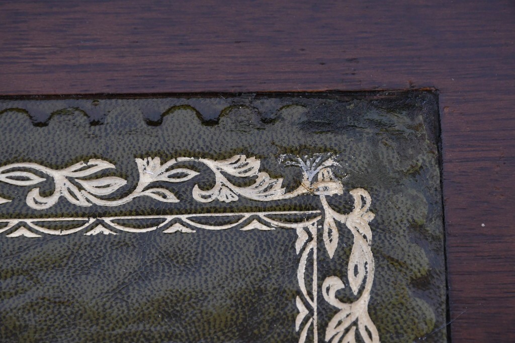 イギリスヴィンテージ　人気の幅狭サイズ　マホガニー材　レザートップのライティングビューロー　(R-085831)