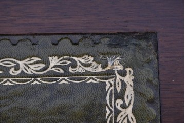 イギリスヴィンテージ　人気の幅狭サイズ　マホガニー材　レザートップのライティングビューロー　(R-085831)