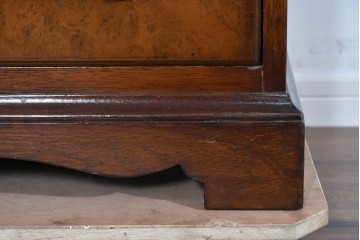 イギリスヴィンテージ　人気の幅狭サイズ　マホガニー材　レザートップのライティングビューロー　(R-085831)