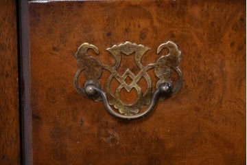 イギリスヴィンテージ　人気の幅狭サイズ　マホガニー材　レザートップのライティングビューロー　(R-085831)