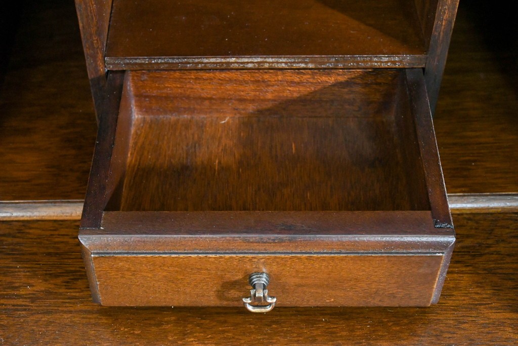 イギリスヴィンテージ　人気の幅狭サイズ　マホガニー材　レザートップのライティングビューロー　(R-085831)