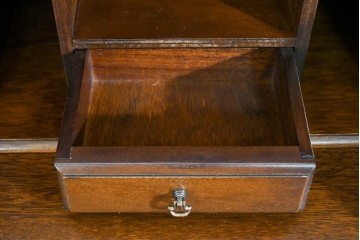 イギリスヴィンテージ　人気の幅狭サイズ　マホガニー材　レザートップのライティングビューロー　(R-085831)