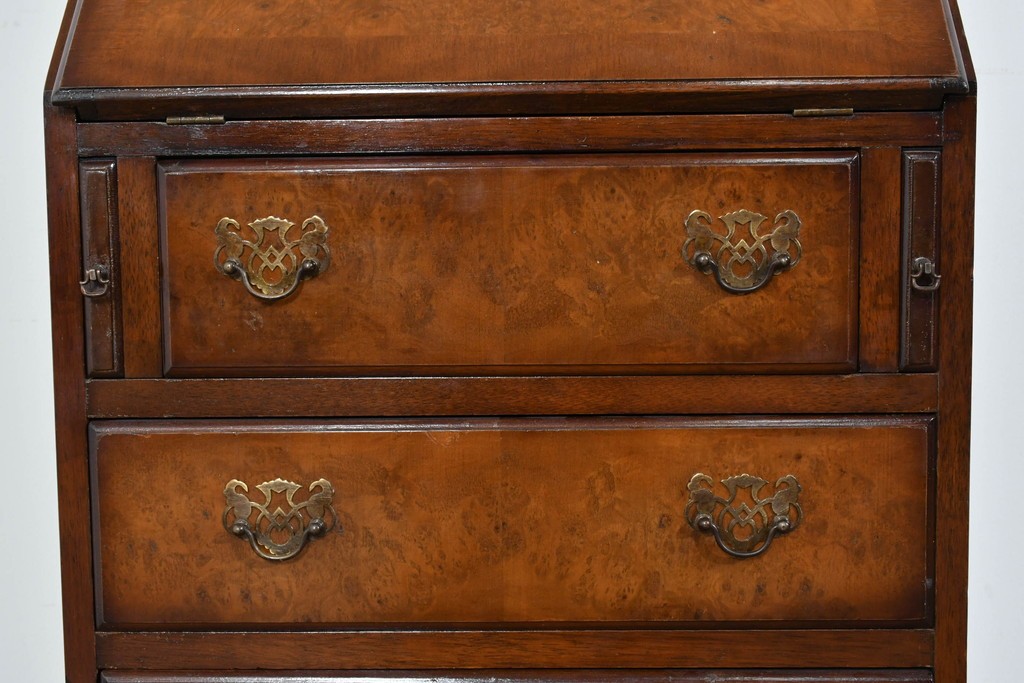 イギリスヴィンテージ　人気の幅狭サイズ　マホガニー材　レザートップのライティングビューロー　(R-085831)