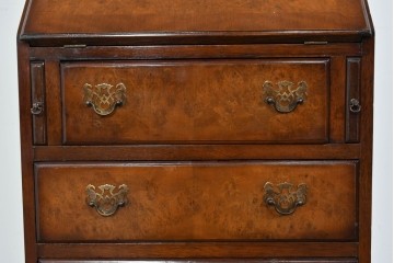 イギリスヴィンテージ　人気の幅狭サイズ　マホガニー材　レザートップのライティングビューロー　(R-085831)