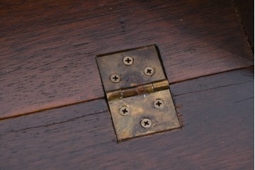 イギリスヴィンテージ　人気の幅狭サイズ　マホガニー材　レザートップのライティングビューロー　(R-085831)