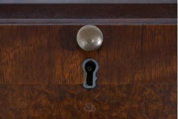 イギリスヴィンテージ　人気の幅狭サイズ　マホガニー材　レザートップのライティングビューロー　(R-085831)