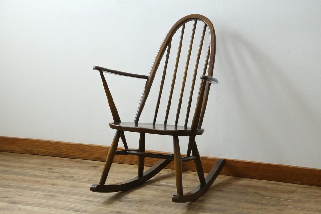 イギリスヴィンテージ　ERCOL(アーコール)　柔らかな曲線美が印象的なクエーカーロッキングチェア　(R-085832)