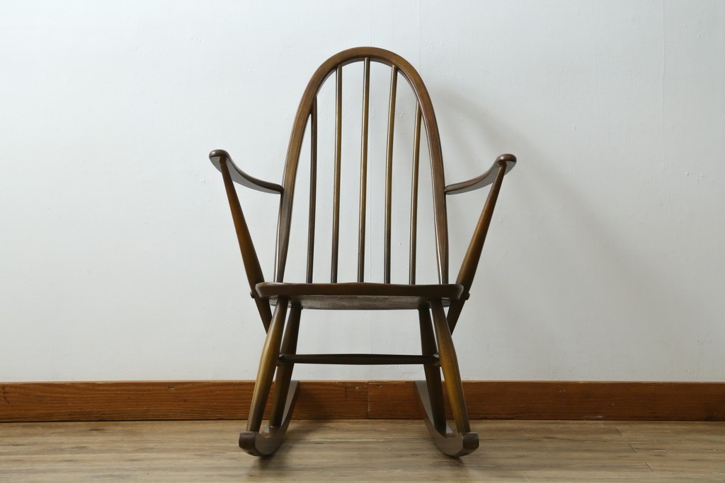 イギリスヴィンテージ　ERCOL(アーコール)　柔らかな曲線美が印象的なクエーカーロッキングチェア　(R-085832)