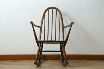 イギリスヴィンテージ　ERCOL(アーコール)　柔らかな曲線美が印象的なクエーカーロッキングチェア　(R-085832)