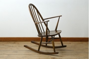 イギリスヴィンテージ　ERCOL(アーコール)　柔らかな曲線美が印象的なクエーカーロッキングチェア　(R-085832)