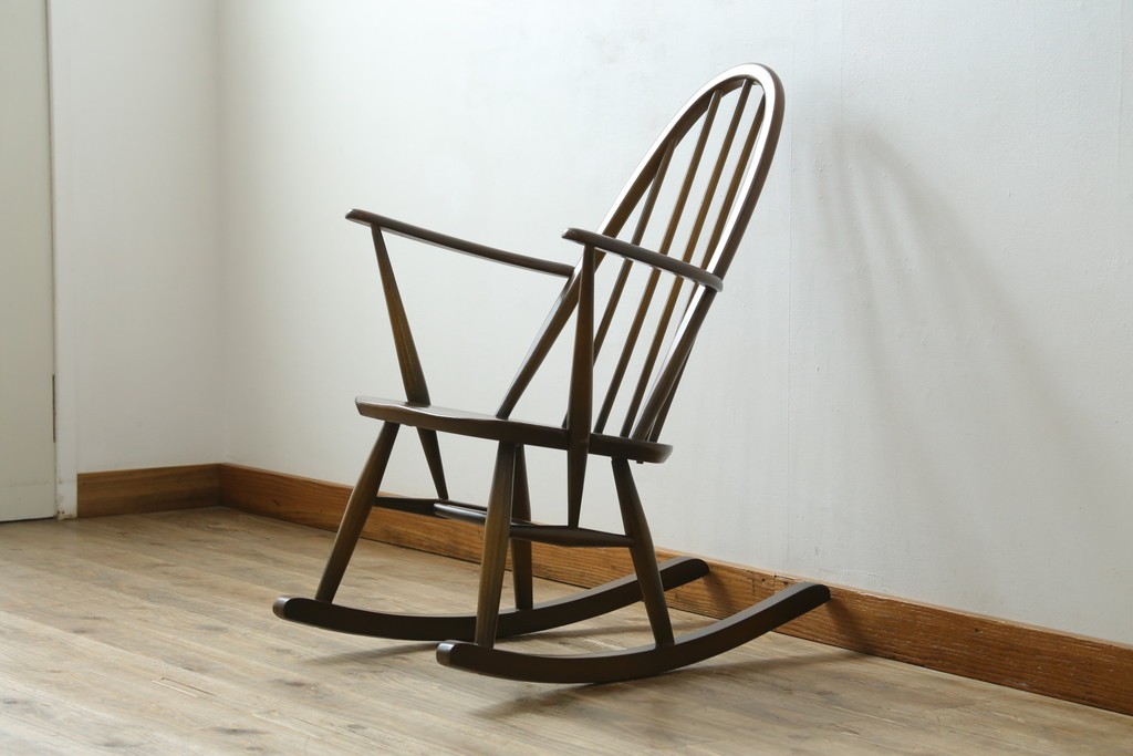 イギリスヴィンテージ　ERCOL(アーコール)　柔らかな曲線美が印象的なクエーカーロッキングチェア　(R-085832)