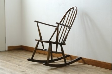 イギリスヴィンテージ　ERCOL(アーコール)　柔らかな曲線美が印象的なクエーカーロッキングチェア　(R-085832)