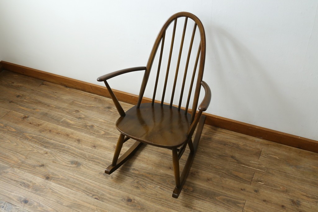 イギリスヴィンテージ　ERCOL(アーコール)　柔らかな曲線美が印象的なクエーカーロッキングチェア　(R-085832)