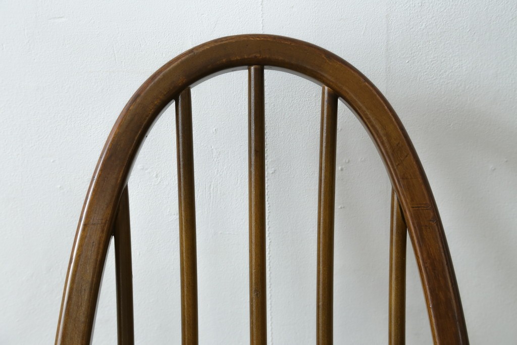 イギリスヴィンテージ　ERCOL(アーコール)　柔らかな曲線美が印象的なクエーカーロッキングチェア　(R-085832)