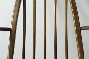 イギリスヴィンテージ　ERCOL(アーコール)　柔らかな曲線美が印象的なクエーカーロッキングチェア　(R-085832)