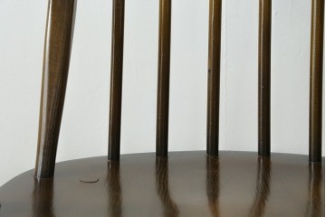 イギリスヴィンテージ　ERCOL(アーコール)　柔らかな曲線美が印象的なクエーカーロッキングチェア　(R-085832)