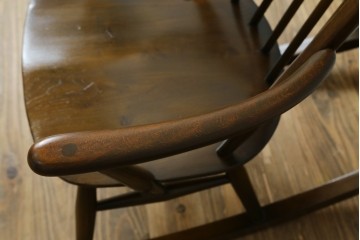 イギリスヴィンテージ　ERCOL(アーコール)　柔らかな曲線美が印象的なクエーカーロッキングチェア　(R-085832)