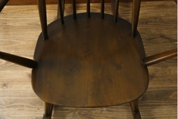 イギリスヴィンテージ　ERCOL(アーコール)　柔らかな曲線美が印象的なクエーカーロッキングチェア　(R-085832)