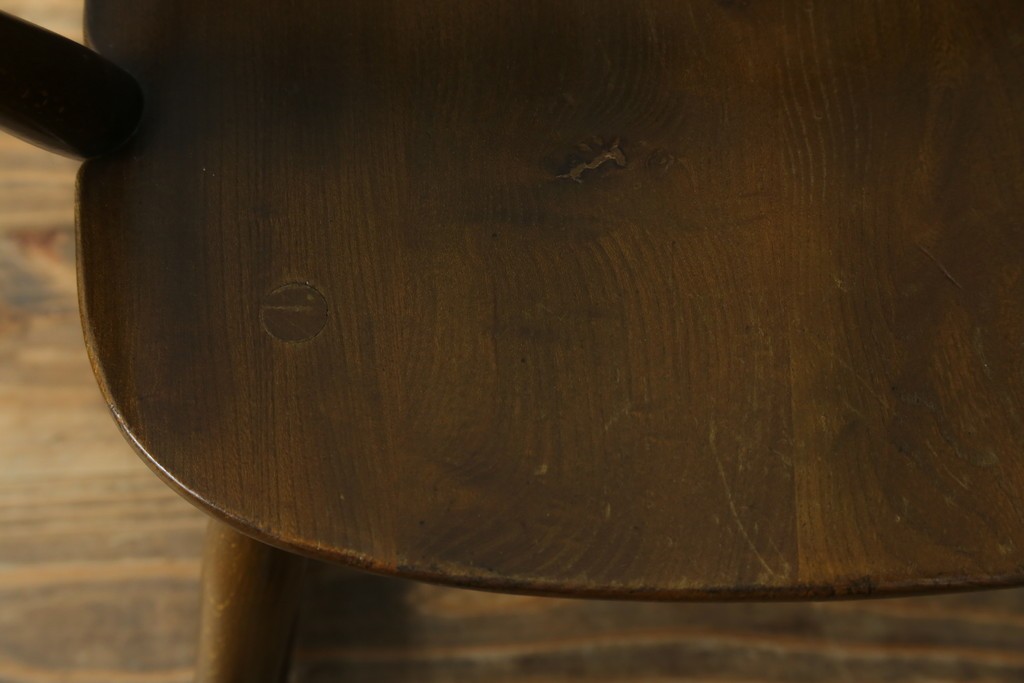 イギリスヴィンテージ　ERCOL(アーコール)　柔らかな曲線美が印象的なクエーカーロッキングチェア　(R-085832)