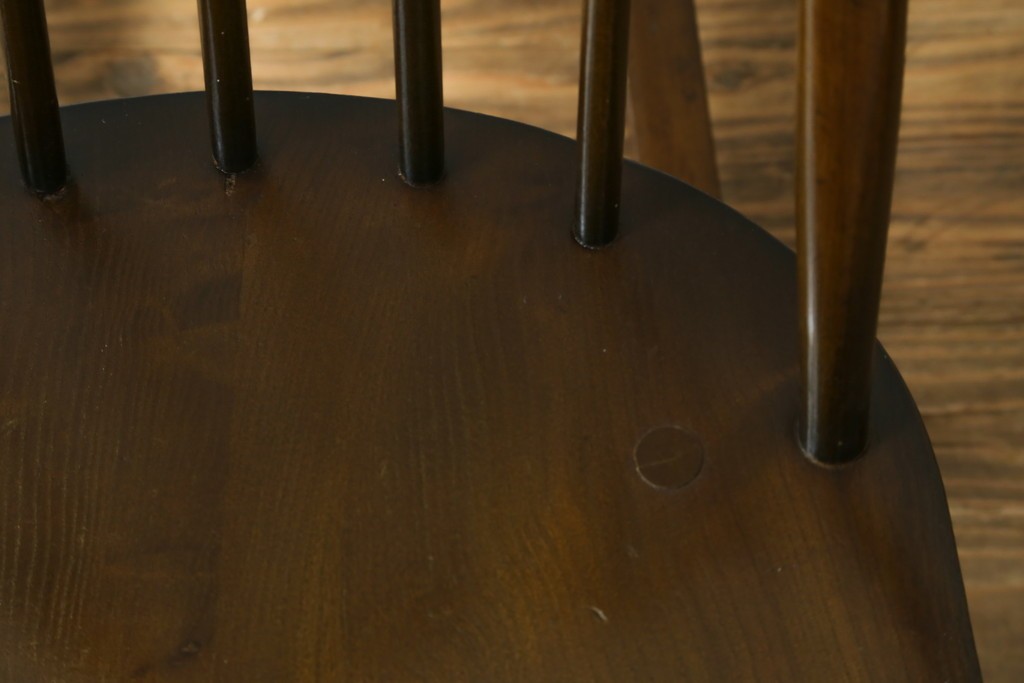 イギリスヴィンテージ　ERCOL(アーコール)　柔らかな曲線美が印象的なクエーカーロッキングチェア　(R-085832)