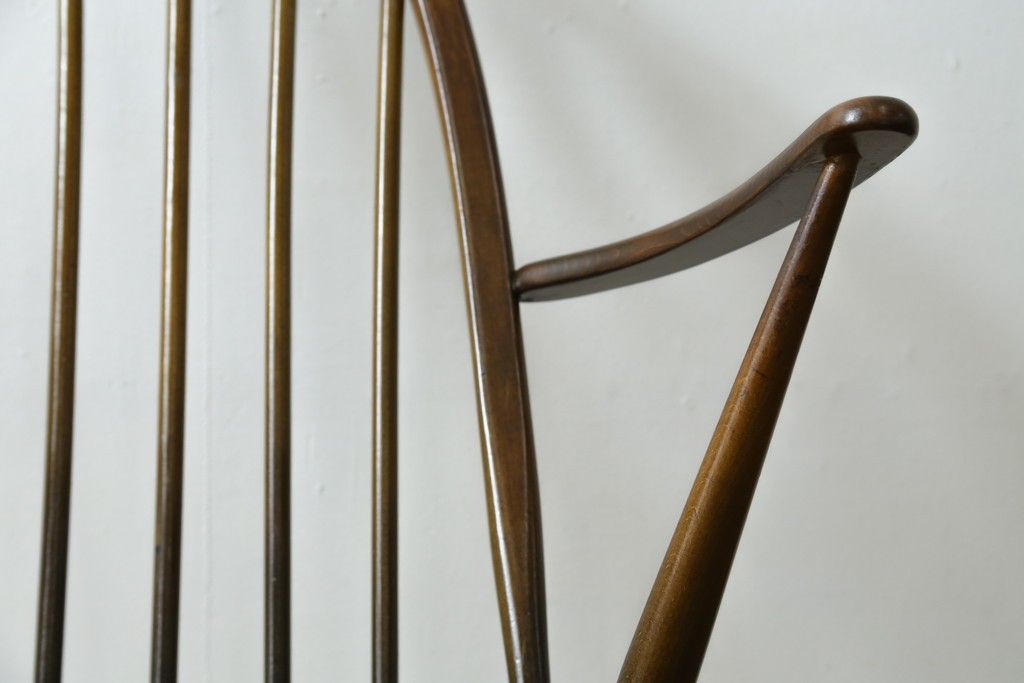イギリスヴィンテージ　ERCOL(アーコール)　柔らかな曲線美が印象的なクエーカーロッキングチェア　(R-085832)