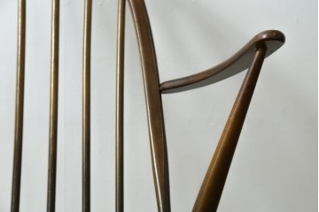 イギリスヴィンテージ　ERCOL(アーコール)　柔らかな曲線美が印象的なクエーカーロッキングチェア　(R-085832)