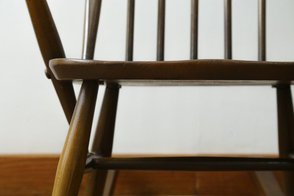 イギリスヴィンテージ　ERCOL(アーコール)　柔らかな曲線美が印象的なクエーカーロッキングチェア　(R-085832)