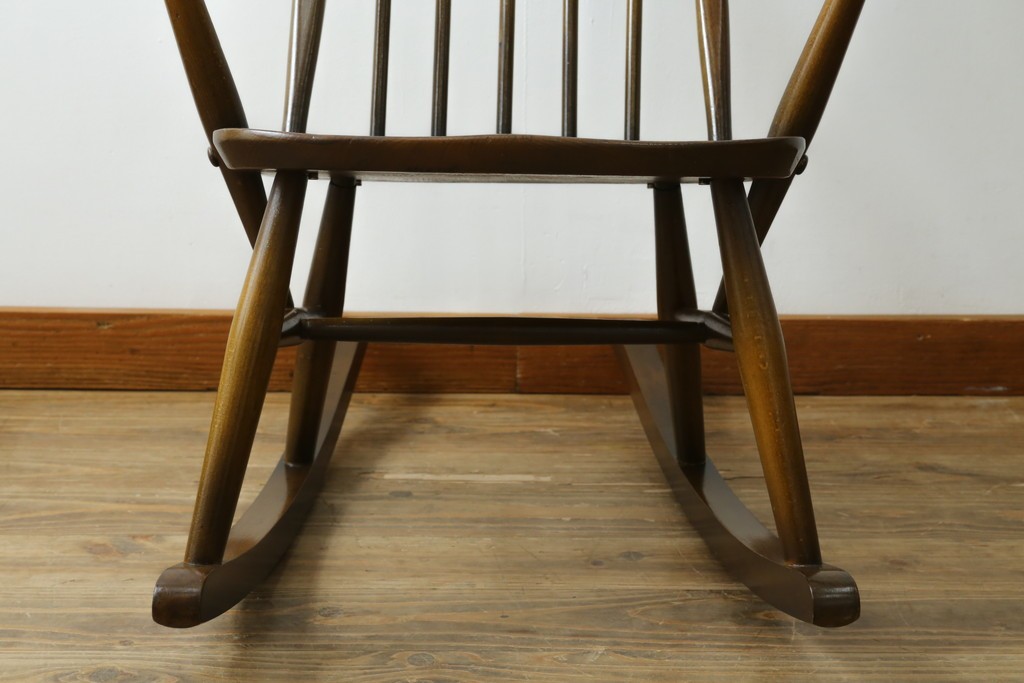 イギリスヴィンテージ　ERCOL(アーコール)　柔らかな曲線美が印象的なクエーカーロッキングチェア　(R-085832)