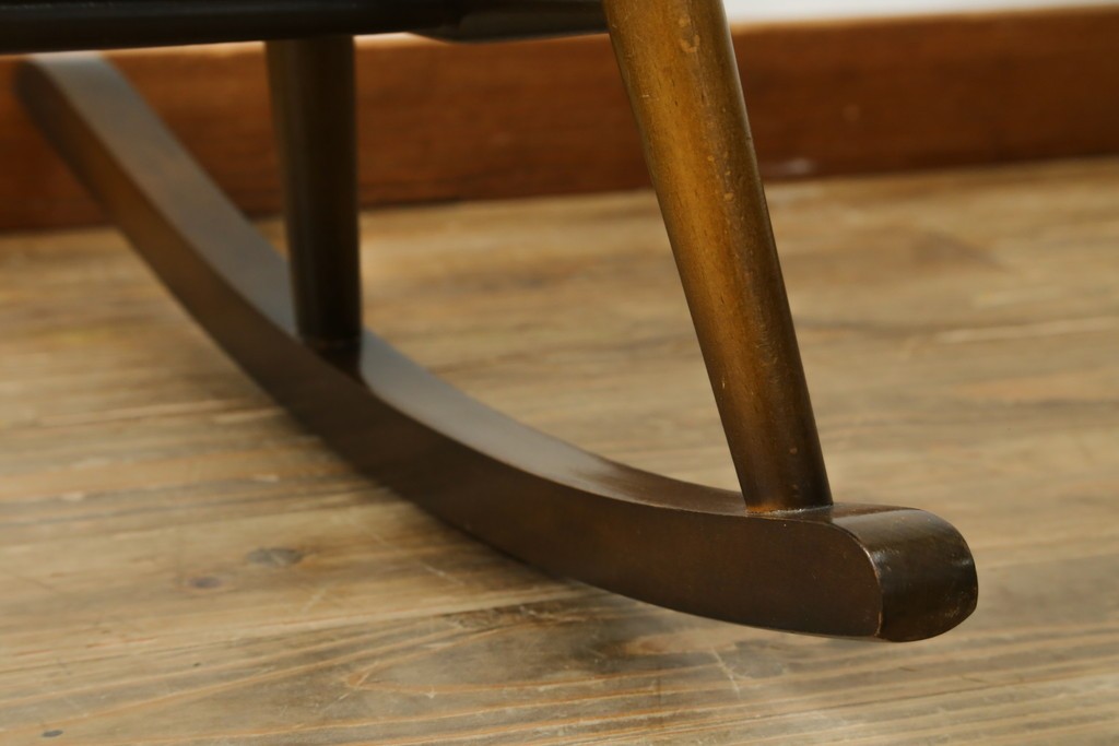 イギリスヴィンテージ　ERCOL(アーコール)　柔らかな曲線美が印象的なクエーカーロッキングチェア　(R-085832)