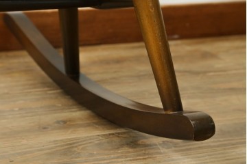 イギリスヴィンテージ　ERCOL(アーコール)　柔らかな曲線美が印象的なクエーカーロッキングチェア　(R-085832)