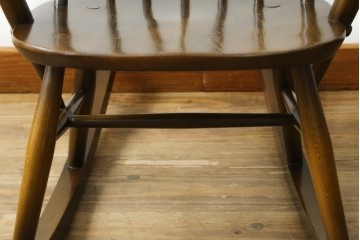イギリスヴィンテージ　ERCOL(アーコール)　柔らかな曲線美が印象的なクエーカーロッキングチェア　(R-085832)