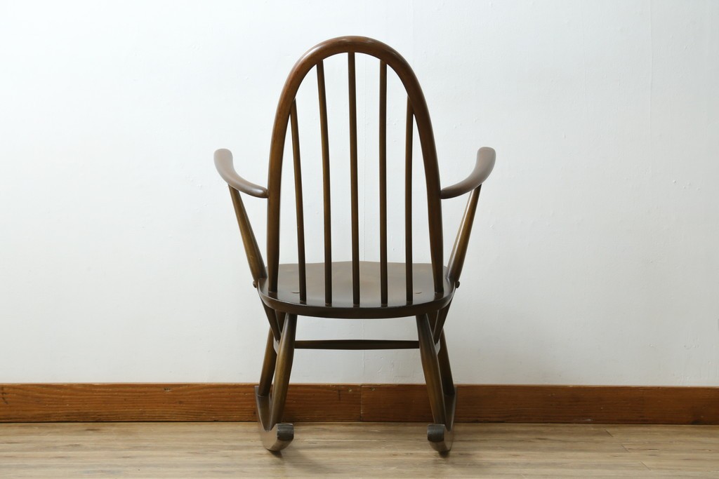 イギリスヴィンテージ　ERCOL(アーコール)　柔らかな曲線美が印象的なクエーカーロッキングチェア　(R-085832)