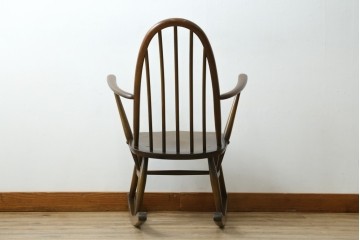 イギリスヴィンテージ　ERCOL(アーコール)　柔らかな曲線美が印象的なクエーカーロッキングチェア　(R-085832)