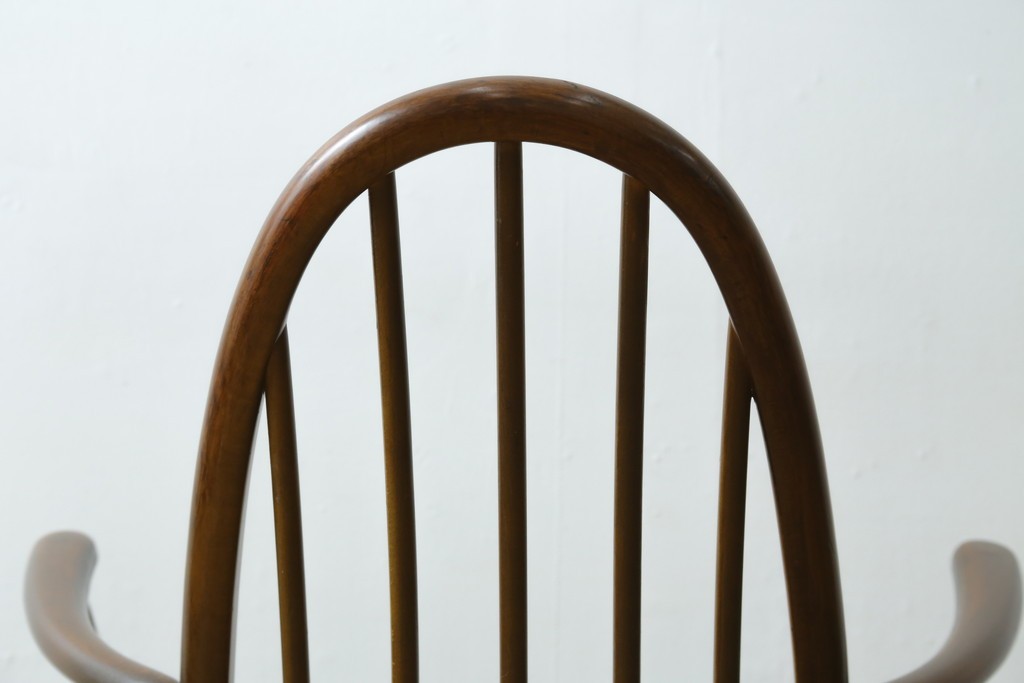 イギリスヴィンテージ　ERCOL(アーコール)　柔らかな曲線美が印象的なクエーカーロッキングチェア　(R-085832)