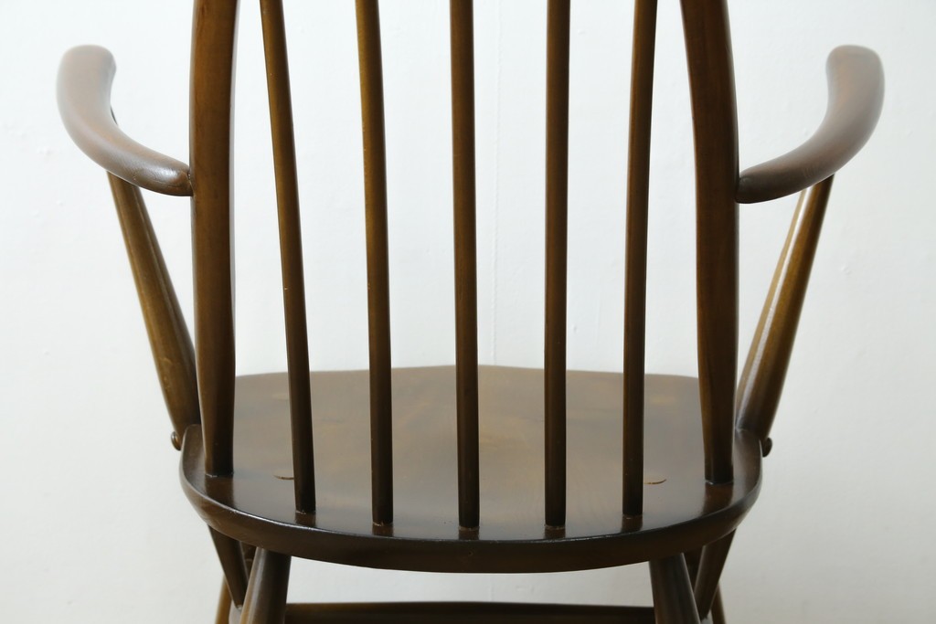 イギリスヴィンテージ　ERCOL(アーコール)　柔らかな曲線美が印象的なクエーカーロッキングチェア　(R-085832)