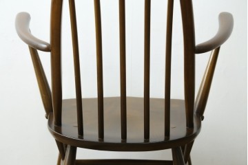 イギリスヴィンテージ　ERCOL(アーコール)　柔らかな曲線美が印象的なクエーカーロッキングチェア　(R-085832)