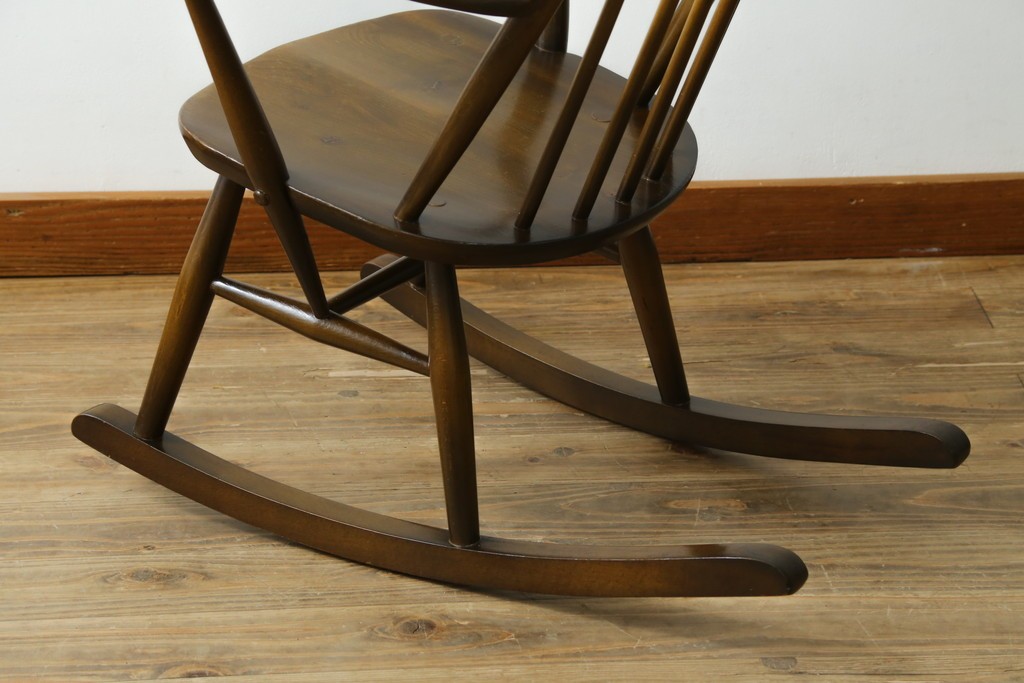 イギリスヴィンテージ　ERCOL(アーコール)　柔らかな曲線美が印象的なクエーカーロッキングチェア　(R-085832)