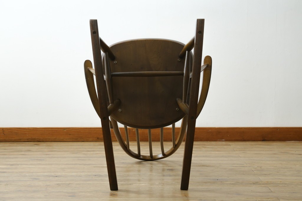 イギリスヴィンテージ　ERCOL(アーコール)　柔らかな曲線美が印象的なクエーカーロッキングチェア　(R-085832)