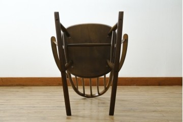 イギリスヴィンテージ　ERCOL(アーコール)　柔らかな曲線美が印象的なクエーカーロッキングチェア　(R-085832)