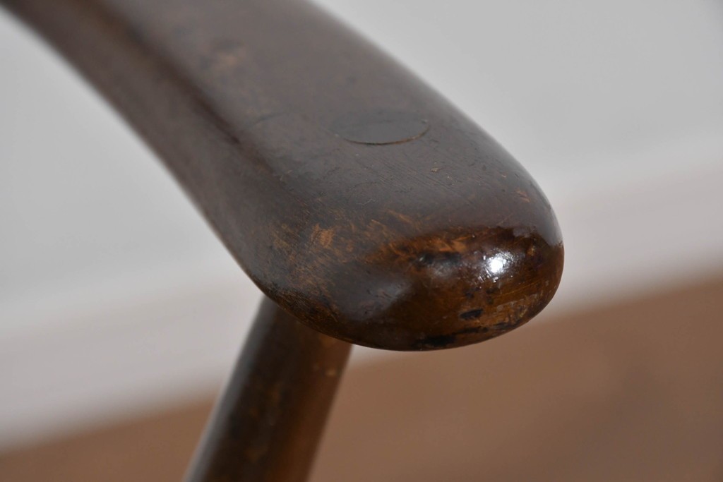 イギリスヴィンテージ　ERCOL(アーコール)　柔らかな曲線美が印象的なクエーカーロッキングチェア　(R-085832)