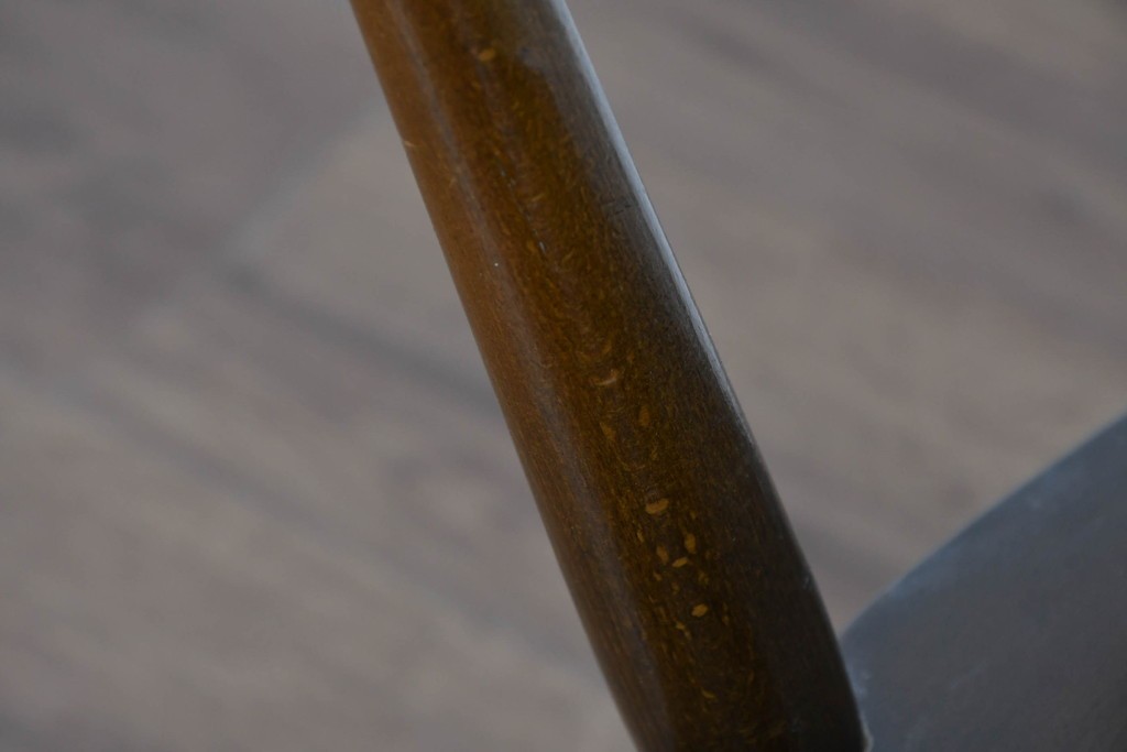 イギリスヴィンテージ　ERCOL(アーコール)　柔らかな曲線美が印象的なクエーカーロッキングチェア　(R-085832)