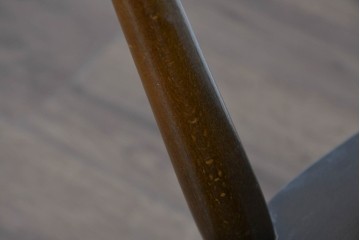 イギリスヴィンテージ　ERCOL(アーコール)　柔らかな曲線美が印象的なクエーカーロッキングチェア　(R-085832)