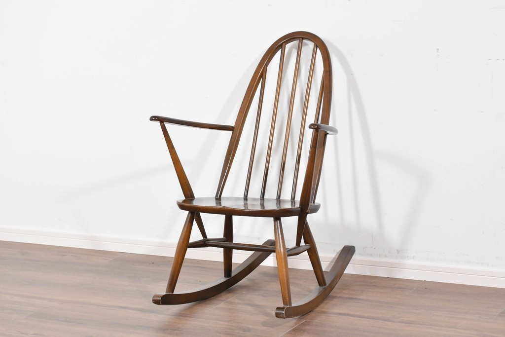 イギリスヴィンテージ　ERCOL(アーコール)　柔らかな曲線美が印象的なクエーカーロッキングチェア　(R-085832)