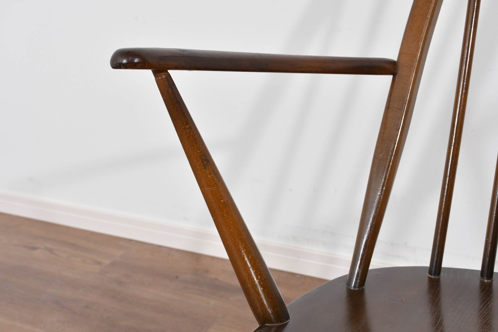 イギリスヴィンテージ　ERCOL(アーコール)　柔らかな曲線美が印象的なクエーカーロッキングチェア　(R-085832)