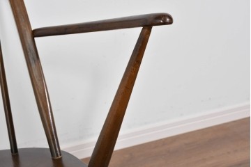 イギリスヴィンテージ　ERCOL(アーコール)　柔らかな曲線美が印象的なクエーカーロッキングチェア　(R-085832)