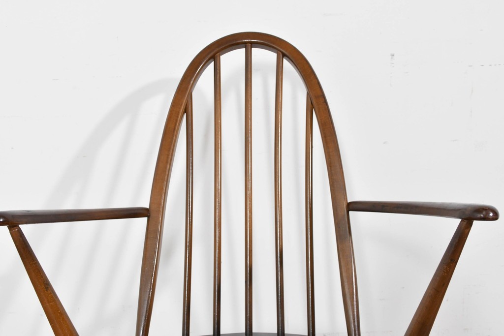 イギリスヴィンテージ　ERCOL(アーコール)　柔らかな曲線美が印象的なクエーカーロッキングチェア　(R-085832)