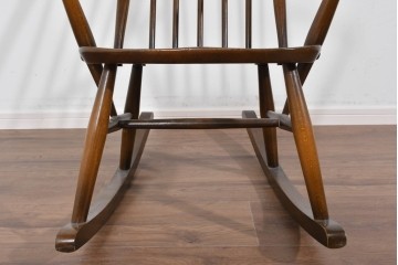 イギリスヴィンテージ　ERCOL(アーコール)　柔らかな曲線美が印象的なクエーカーロッキングチェア　(R-085832)